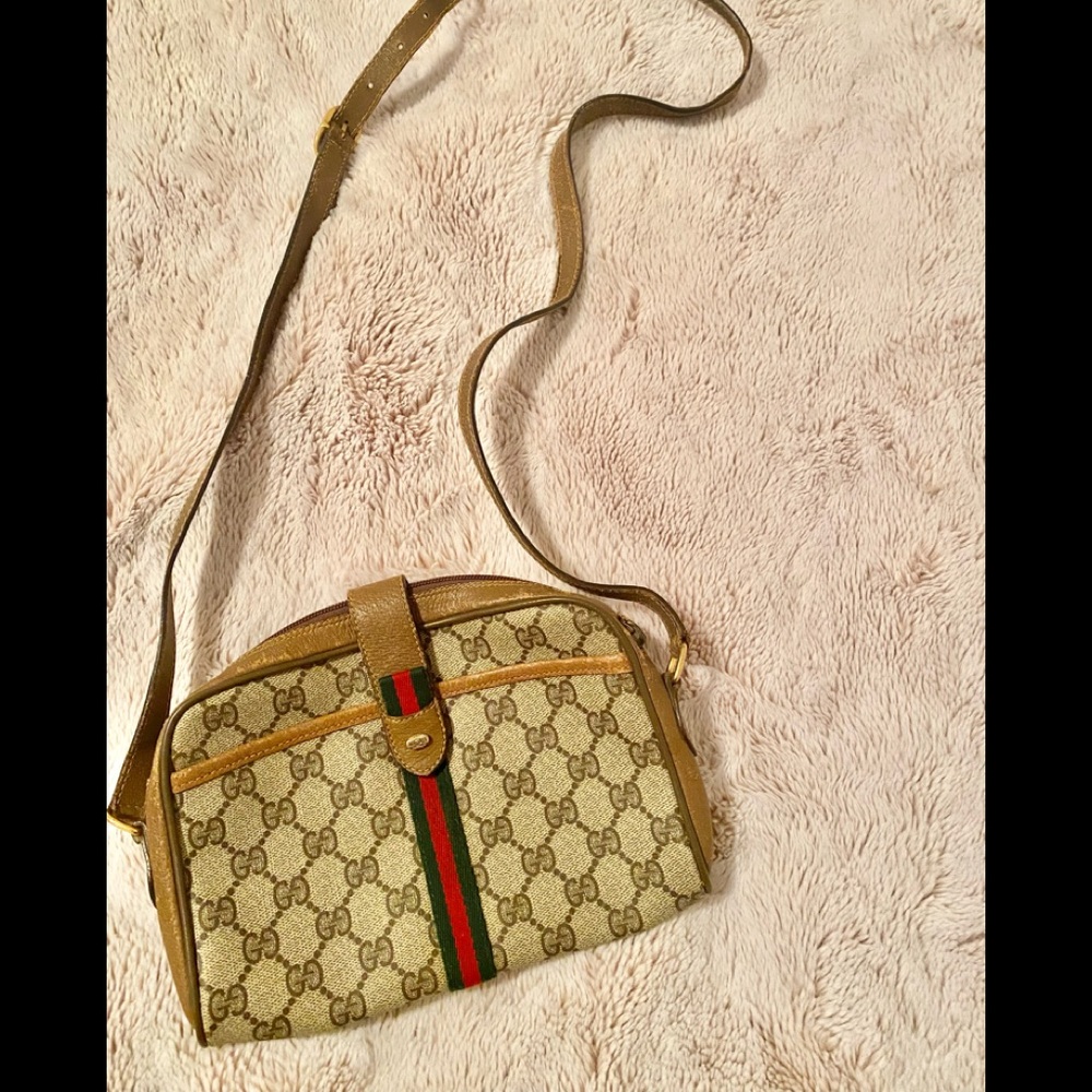 Gucci vintage GG web Sherry Line crossbody. Pre-loved condition.